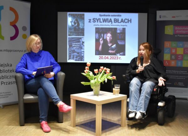 Na zdjęciu widoczna jest prowadząca spotkanie, a obok autorka Sylwia Błach.