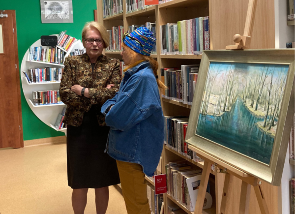 Artystka, Urszula Tarchalska-Kalinowska rozmawia z gośćmi na temat obrazów