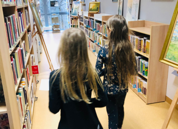 Dzieci szukają w bibliotece kolejnych zadań do wykonania