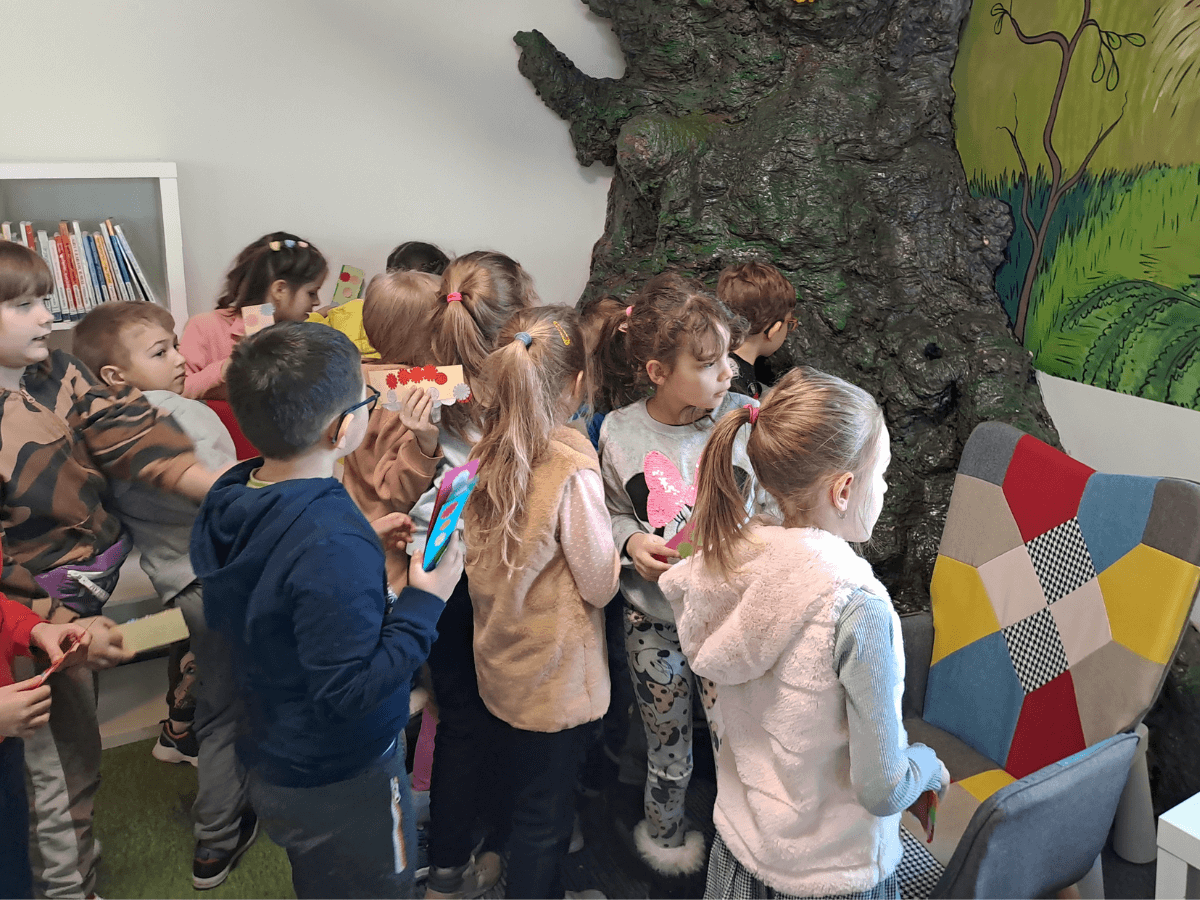 Uczniowie oglądają drzewko Kubusia Puchatka