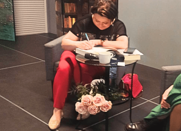 Katarzyna Chmiel podpisuje swoją książkę