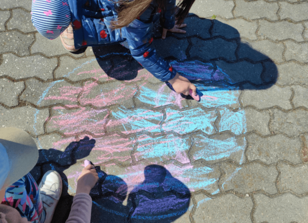 Dzieci rysują planetę na chodniku