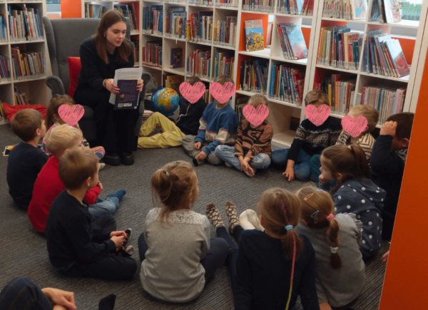 Bibliotekarka rozmawia z dziećmi
