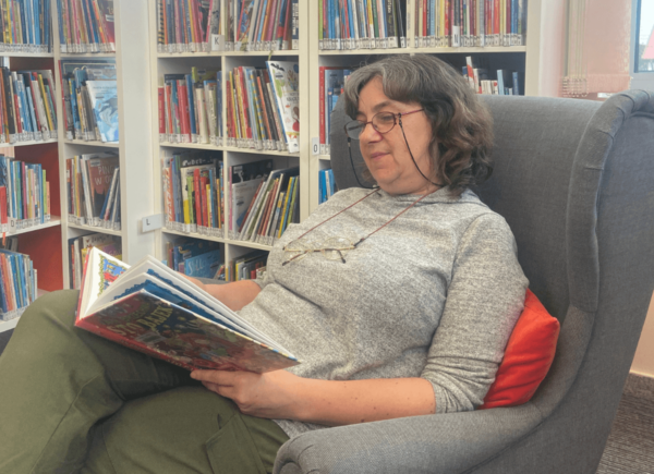 Bibliotekarka czyta dzieciom wiersze Juliana Tuwima