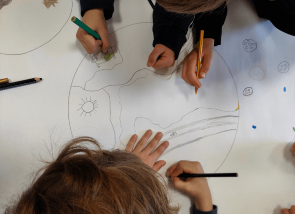 Dzieci rysują planety