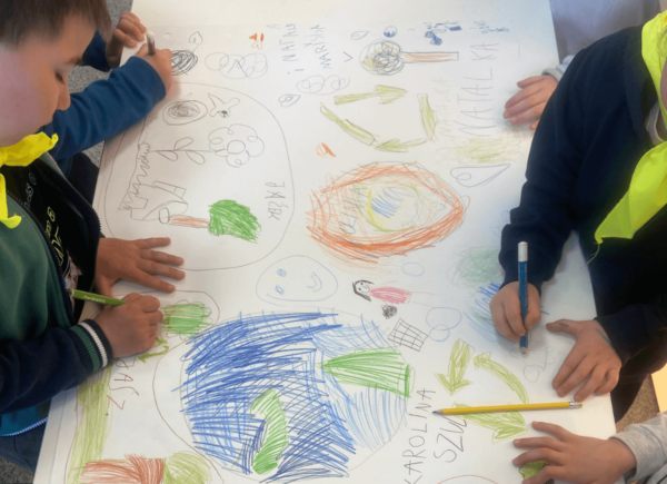 Dzieci rysują plakat na Dzień Ziemi