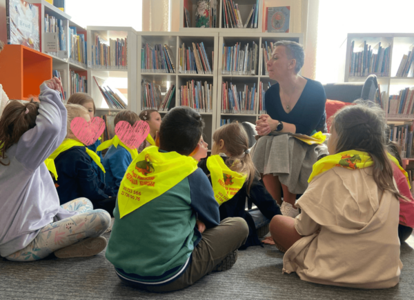 Bibliotekarka rozmawia z dziećmi o bibliotece