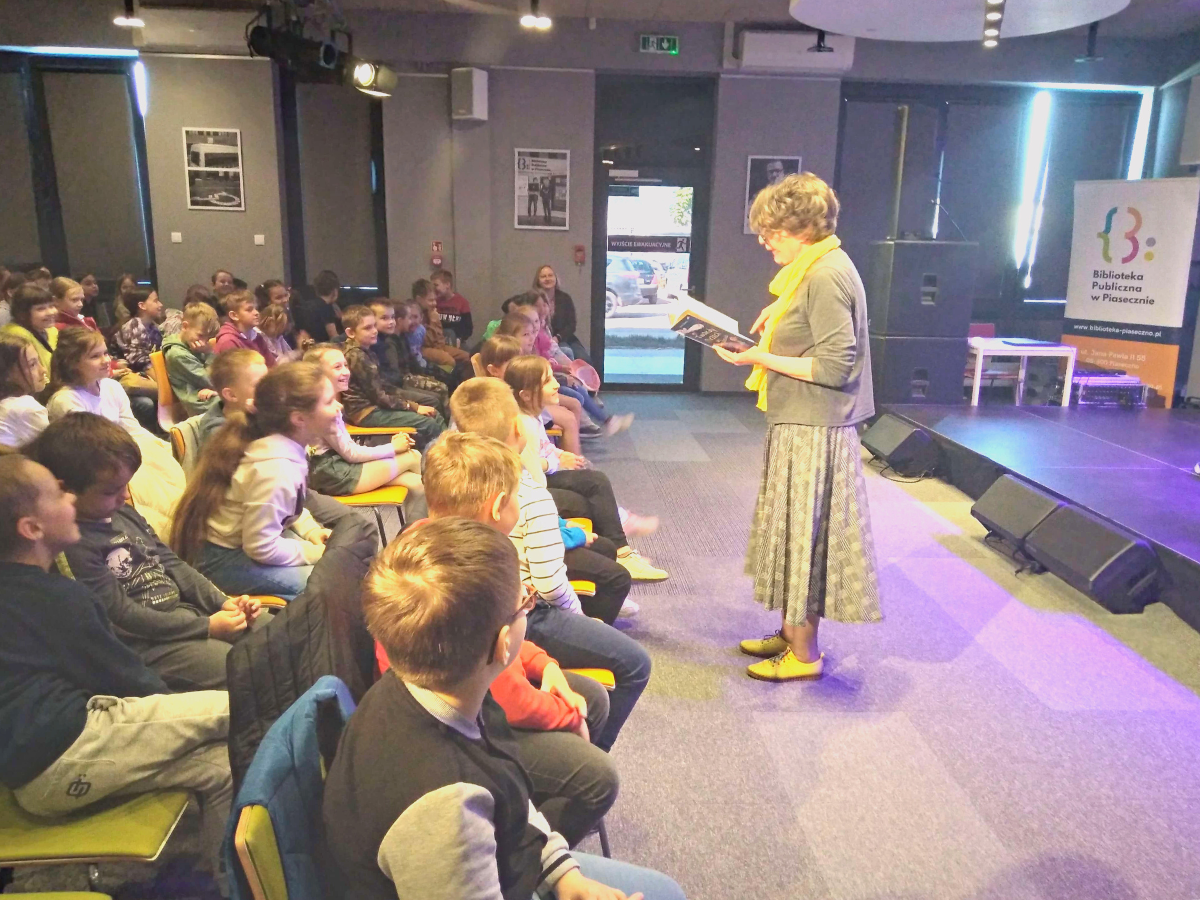 Lektorka, pani Malwina czyta dzieciom fragmenty książki Renaty Piątkowskiej