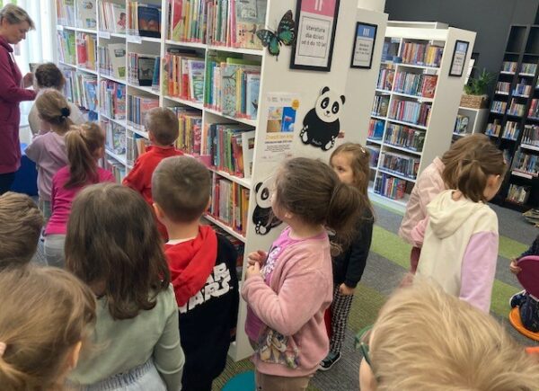 Dzieci a wycieczce do biblioteki