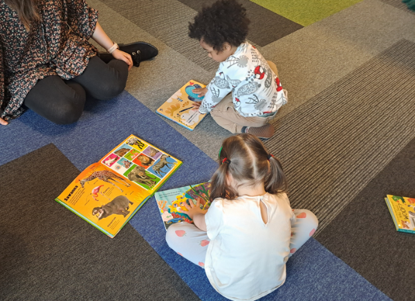 Dzieci poznają książeczki sensoryczne