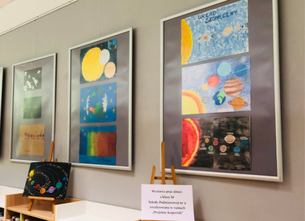 Wystawa prac dzieci związana z kosmosem i Układem Słonecznym