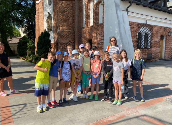 Grupowe zdjęcie uczniów pod kościołem św. Anny w Piasecznie