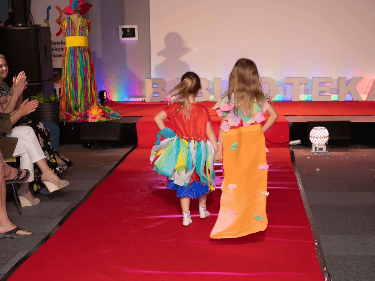 Dziewczynki podczas prezentacji wykonanych przez siebie sukienek