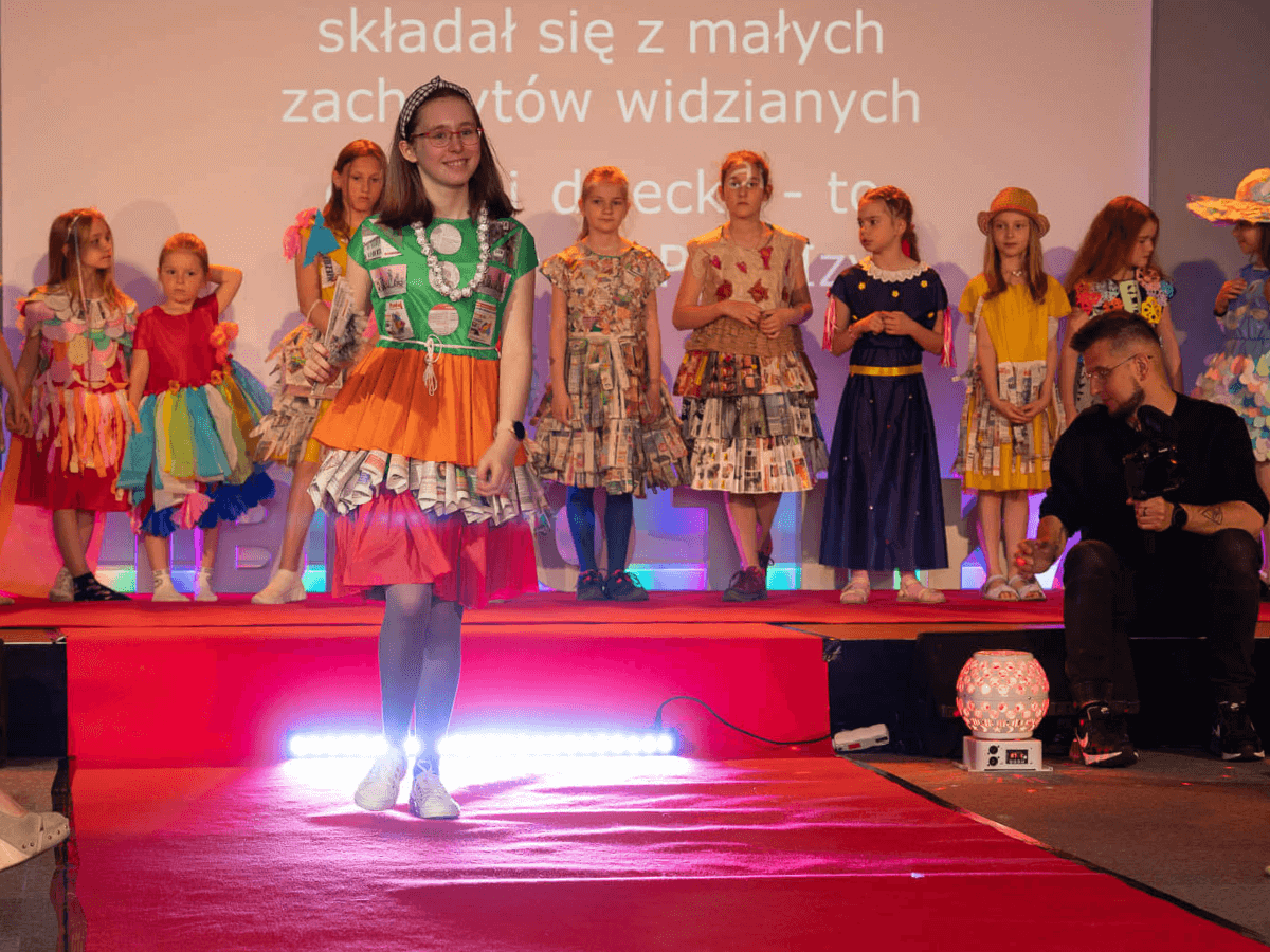 Dziewczynka podczas prezentacji wykonanej przez siebie sukienki