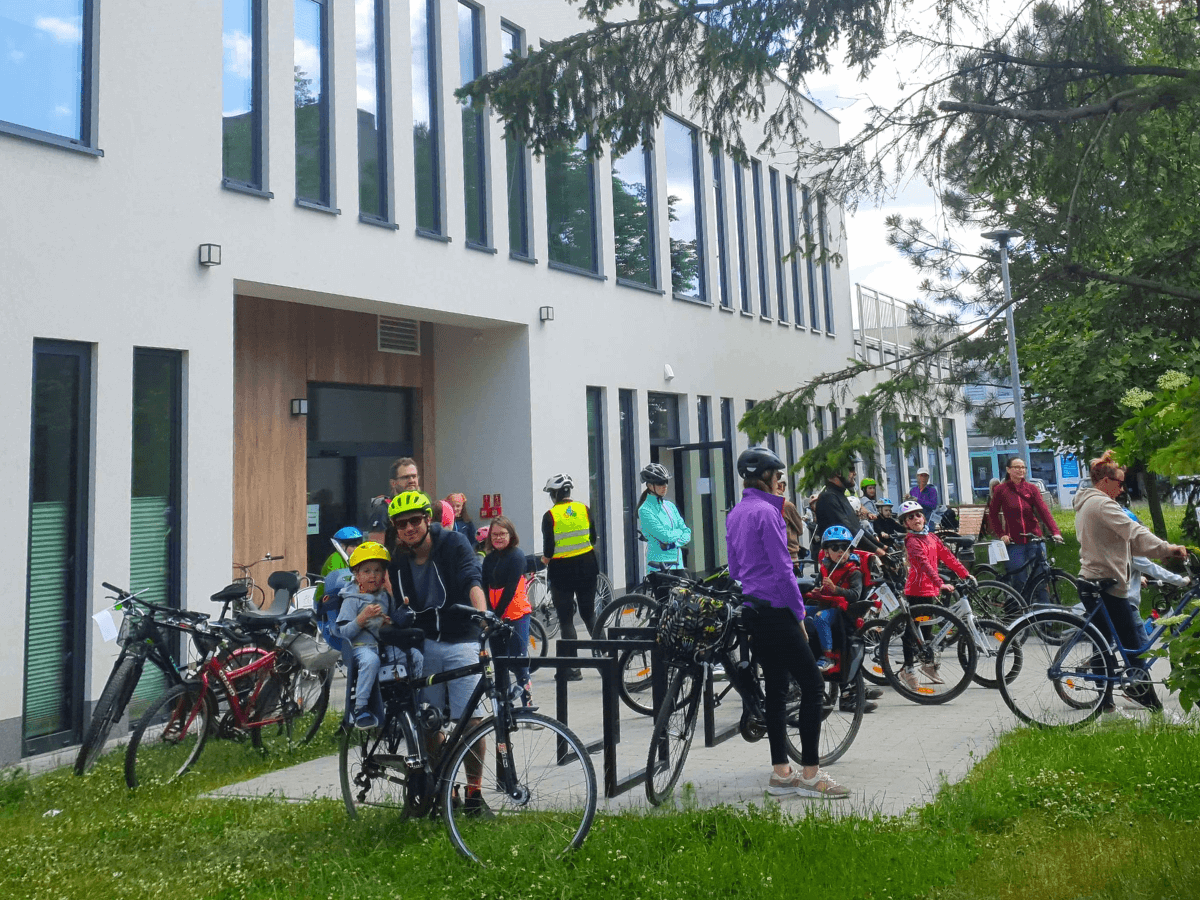 Początek rajdu rowerowego przed filią na ulicy Szkolnej