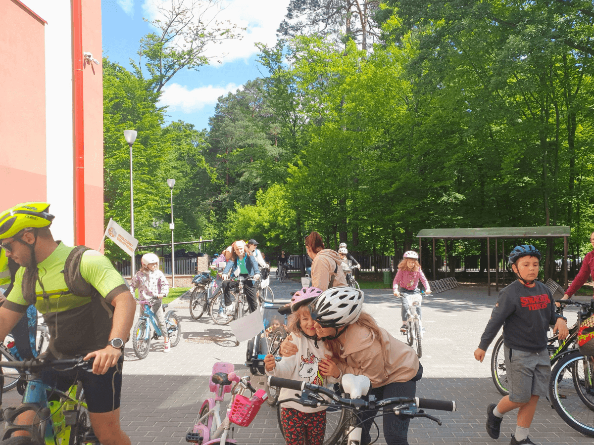 Uczestnicy rajdu rowerowego na przystanku pośrednim przed filią w Zalesiu Dolnym