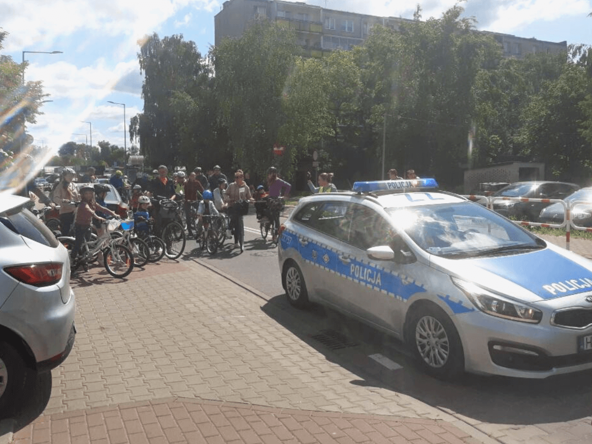 Uczestnicy rajdu rowerowego w eskorcie policji rozpoczynają przejazd