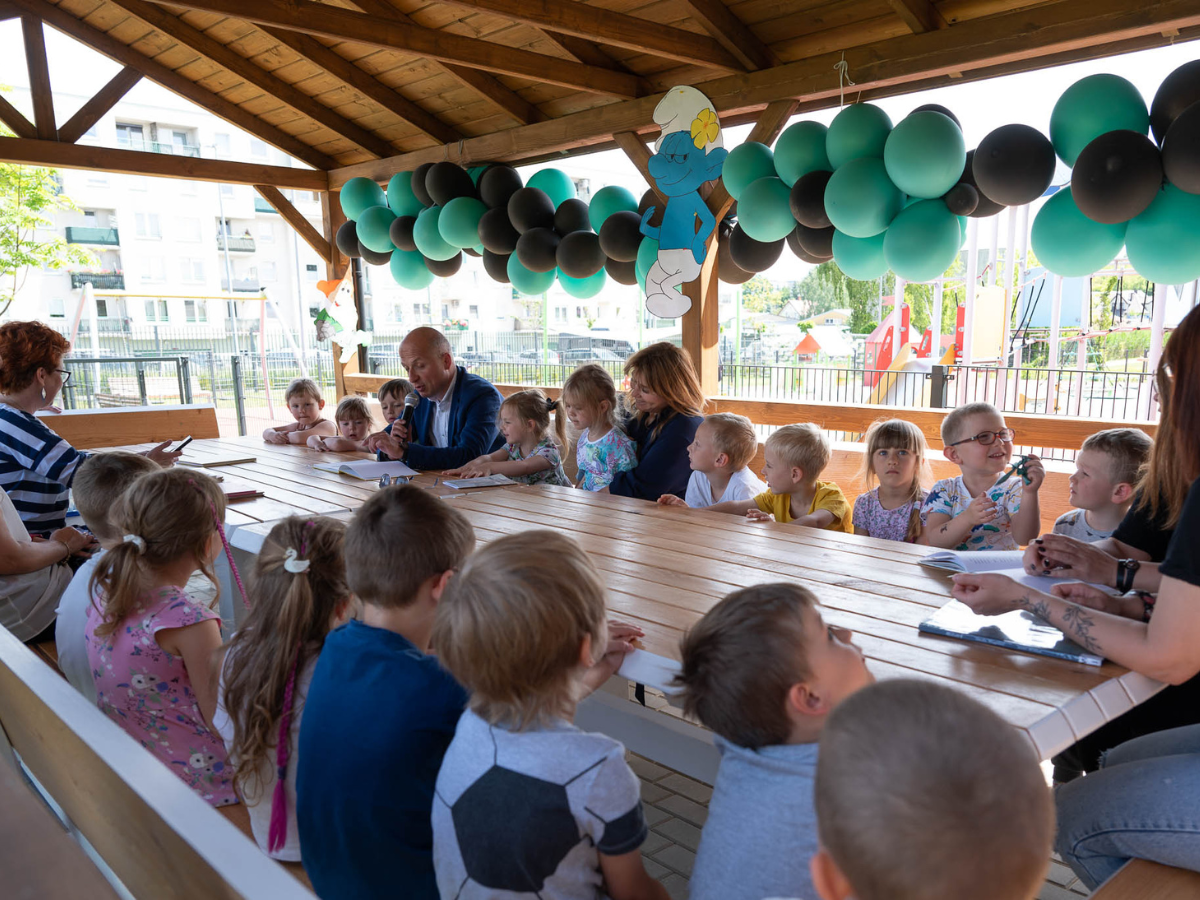 Burmistrz Miasta i Gminy Piaseczno Pan Daniel Putkiewicz czyta przedszkolakom