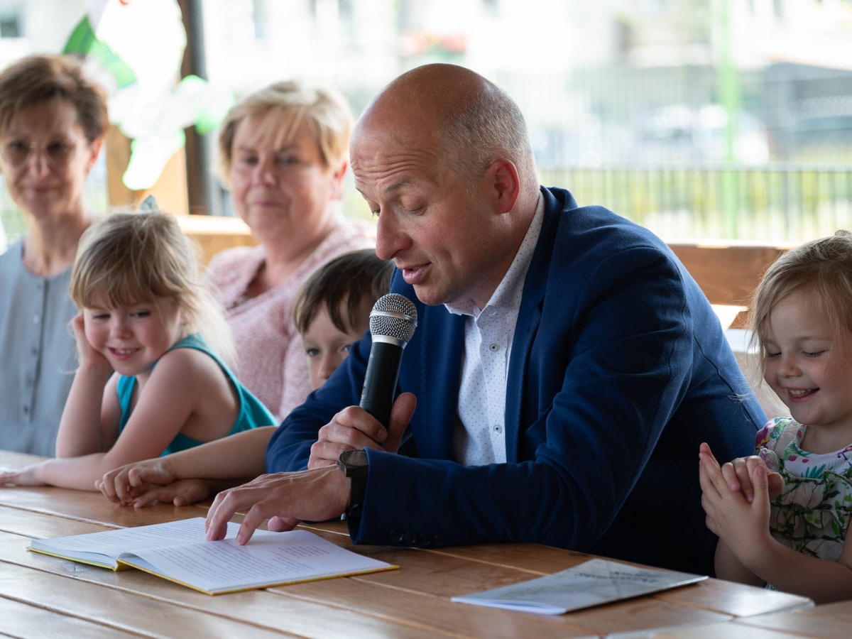Burmistrz Miasta i Gminy Piaseczno Pan Daniel Putkiewicz czyta przedszkolakom
