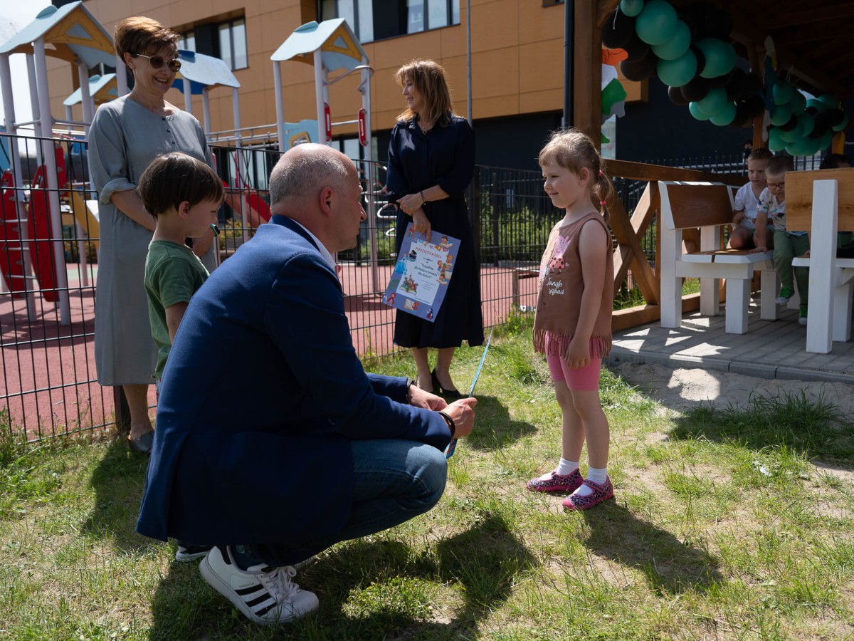 Dziewczynka wręcza Burmistrzowi Piaseczna Panu Danielowi Putkiewiczowi podziękowanie