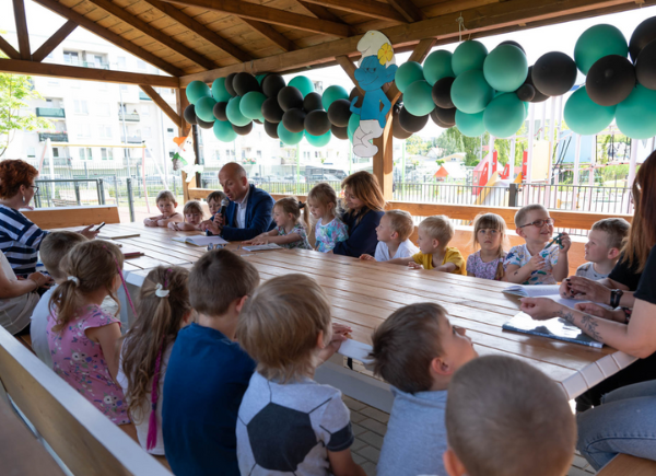 Burmistrz Miasta i Gminy Piaseczno Daniel Putkiewicz czyta przedszkolakom