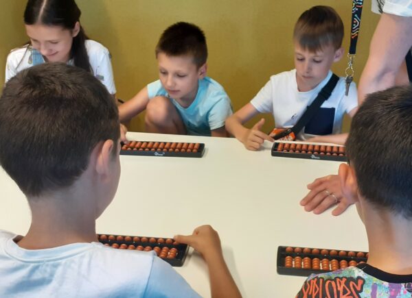 Dzieci z Polski i Ukrainy uczą się liczyć na liczydłach