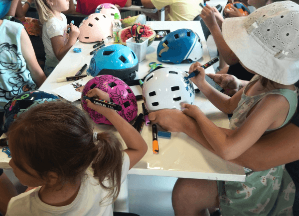 Dzieci malują swoje kaski
