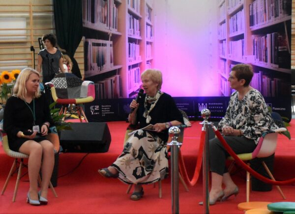 Urszula Bąkowska, autorka Irena Krowicka i Dyrektorka Zespołu szkół nr 2, Małgorzata Madras przy scenie