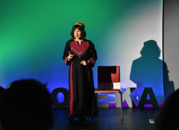 Beata Frankowska na scenie w sali widowiskowej podczas występu