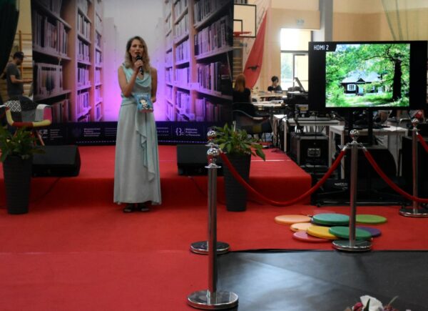 Aleksandra Prykowska na scenie przedstawiająca prezentację o Zalesiu Dolnym