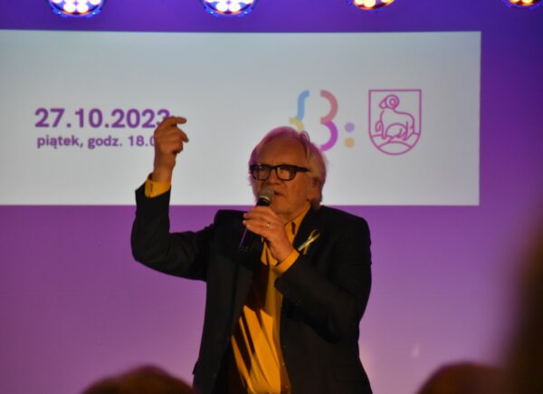 Andrzej Seweryn na scenie podczas spotkania autorskiego