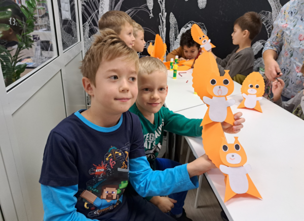 Dzieci prezentują wiewiórki wykonane z papieru
