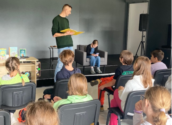 Autor Rafał Witek czyta dzieciom swój wiersz