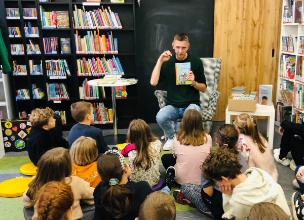 Autor Rafał Witek opowiada dzieciom o swojej książce
