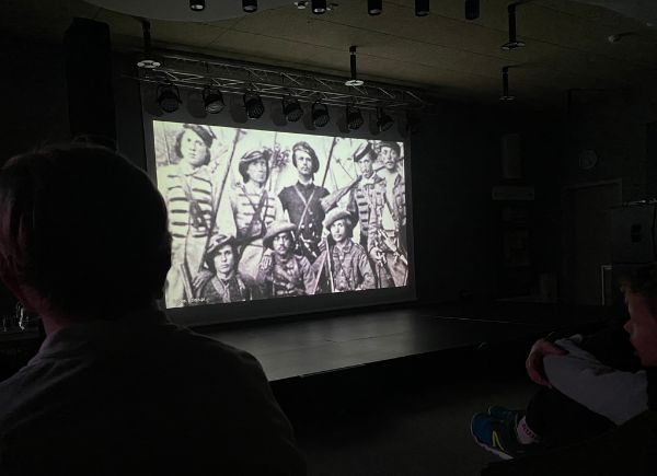 Uczniowie w trakcie multimedialnej lekcji historycznej
