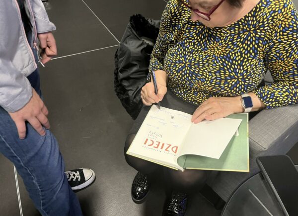 Autorka podpisuje swoją książkę