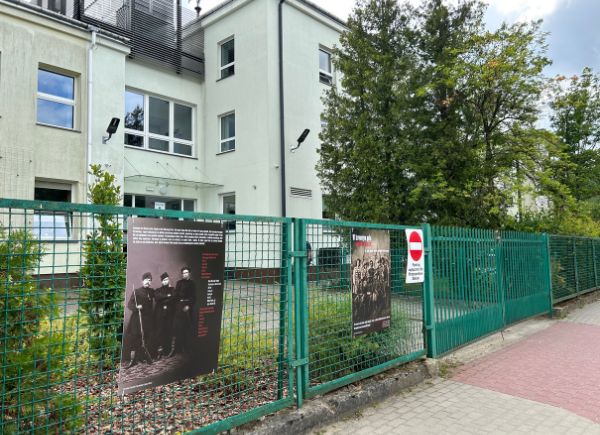 Wystawa przed budynkiem szkoły w Gołkowie