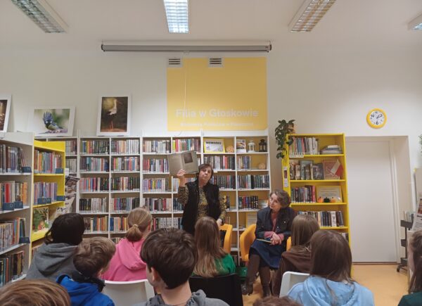 Autorka Renata Piątkowska prezentuje swoją książkę