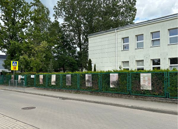 Wystawa przed budynkiem szkoły w Gołkowie