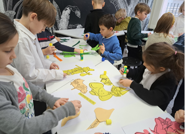 Dzieci układają puzzle z papieru przedstawiające bajkowe postaci