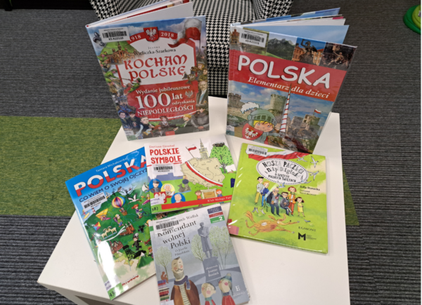 Zdjęcie prezentuje okładki książek o Polsce