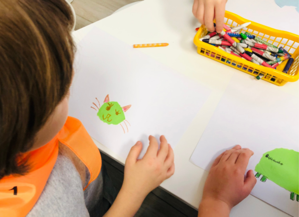 Dzieci tworzą ilustracje ze skrawków papieru