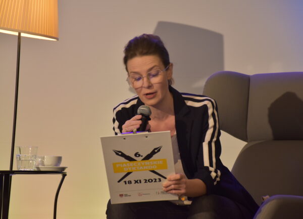 Aneta Todorczuk odczytująca tekst dyktanda dla grupy "Żabka" podczas 6. Piaseczyńskiego Dyktanda