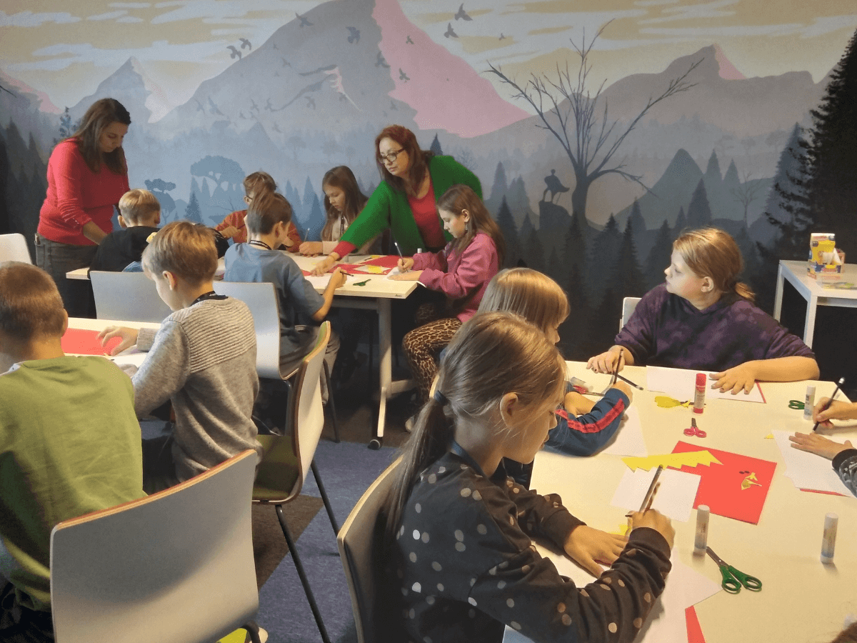 Dzieci wykonują pracę plastyczną - godło Polski