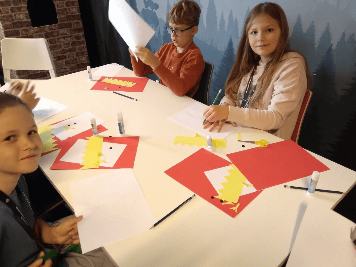 Dzieci wykonują pracę plastyczną - godło Polski