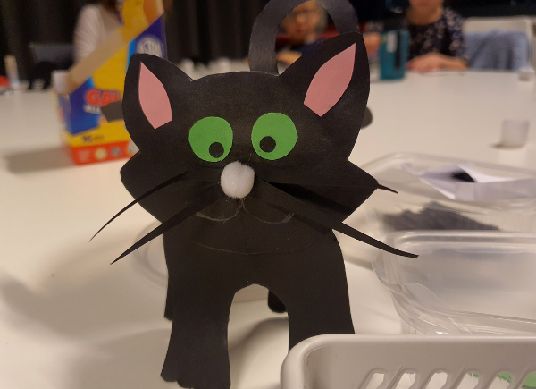 Przykładowy czarny kot z papieru