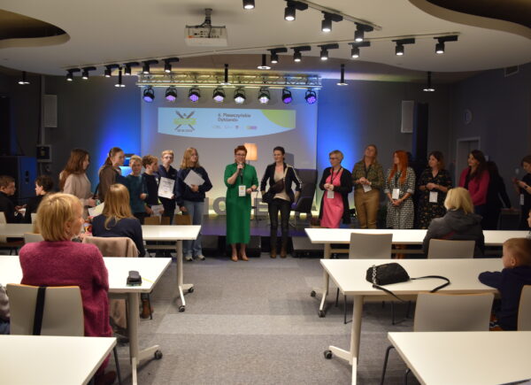 Rozdanie nagród dzieciom z kategorii "Zółw", przy scenie Zastępca Dyrektora Biblioteki, Sylwia Chojnacka-Tuzimek, Aneta Todorczuk, oraz komisja sprawdzająca dyktando