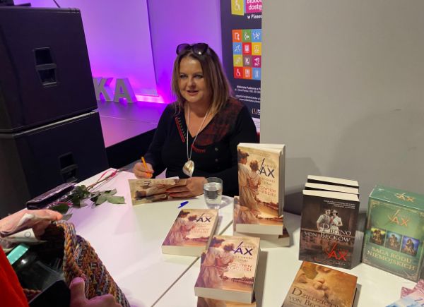 Joanna Jax podpisująca książki