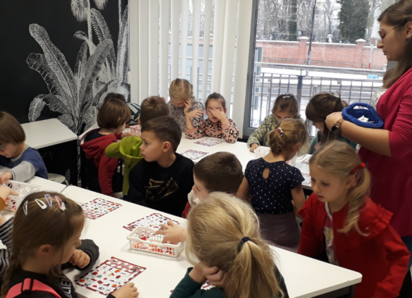 Przedszkolaki grają w świąteczne zagadkowe bingo