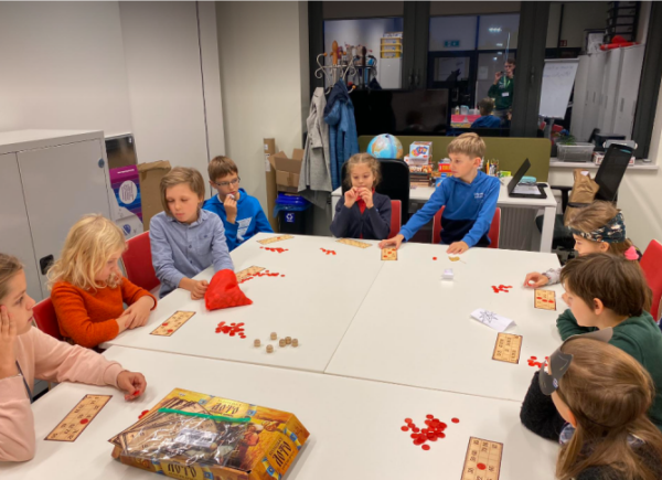 Dzieci z Polski i Ukrainy grają w międzynarodową grę Bingo (Loto).